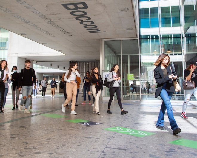 Roentgen: main entrance and people